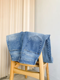 Jeans recto tiro alto celeste
