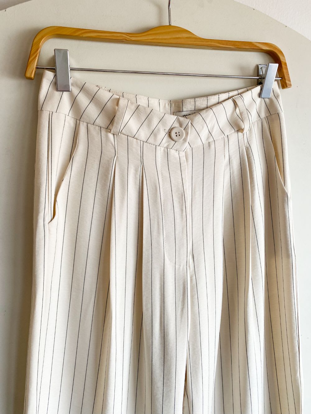 Pantalon sastre a rayas hueso